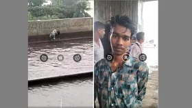 বৃষ্টিতে ভিজে রাস্তার ড্রেন পরিষ্কার, প্রশংসায় ভাসছেন তরুণ!