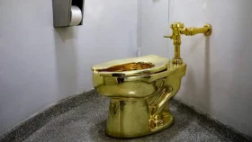 নিলামে সোনার টয়লেট !