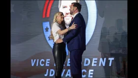 মার্কিন ভাইস প্রেসিডেন্ট জেডি ভ্যান্স ও এরিকা কার্কের ‘ঘনিষ্ঠ’ আলিঙ্গন ভাইরাল