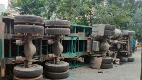 বনশ্রীতে কাভার্ডভ্যান উল্টে তীব্র যানজটের সৃষ্টি