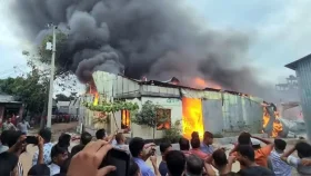 গাজীপুরে আগুনে পুড়ে ছাই ঝুটের গুদাম