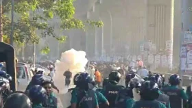 শাহবাগে ব্যারিকেড ভাঙার চেষ্টা, পুলিশের জলকামান-সাউন্ড গ্রেনেডে ছত্রভঙ্গ শিক্ষকরা