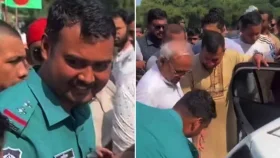 রিজভীর পা ধরে সালাম করে ক্লোজড হলেন ট্রাফিক সার্জেন্ট