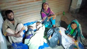 রাত কাটে খোলা আকাশের নিচে অসহায় শহিদুলের পরিবারের 