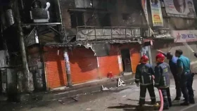 বংশালে গভীর রাতে ভবনে আগুন, নিয়ন্ত্রণে ফায়ার সার্ভিস