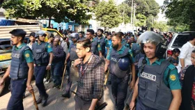 বিসিএস পরীক্ষার্থীদের সঙ্গে পুলিশের ধাওয়া-পাল্টা ধাওয়া