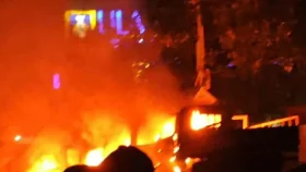 মোহাম্মদপুরে বেড়িবাঁধ এলাকায় গ্যারেজে আগুন