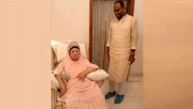 খালেদা জিয়াকে আমন্ত্রণপত্র পৌঁছে দিলেন সালাহউদ্দিন টুকু