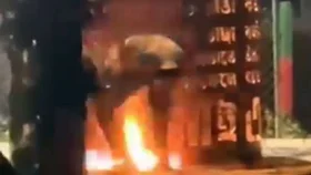 সাতক্ষীরায় জুলাই শহীদ স্মৃতিস্তম্ভের পাশে আগুন