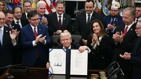 সরকারি অচলাবস্থা অবসান বিলে ট্রাম্পের স্বাক্ষর