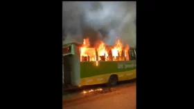 মধ্যরাতে রাজধানীর পল্লবীতে বাসে আগুন