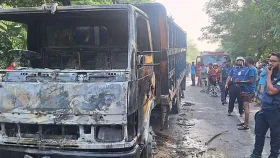 পদ্মা সেতুর সামনে এক্সপ্রেসওয়ে অবরোধ, ট্রাকে আগুন