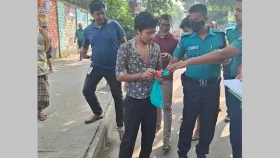 ককটেল নিক্ষেপের সময় ছাত্রলীগ কর্মী আটক