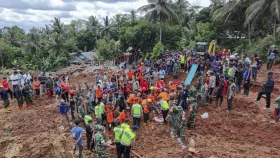 ইন্দোনেশিয়ায় ভূমিধসে ৬ জনের মৃত্যু