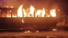 রাজধানীর হাজারীবাগ বেড়িবাঁধে বাসে আগুন