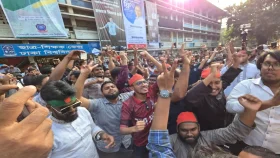 শেখ হাসিনার ফাঁসির রায়ে ট্রাইব্যুনালের সামনে জনতার উল্লাস