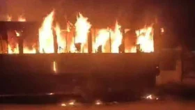 রাজধানীর বাড্ডায় বাসে আগুন