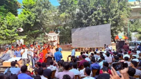 টিএসসিতে শেখ হাসিনার রায় দেখানো হচ্ছে বড় পর্দায়