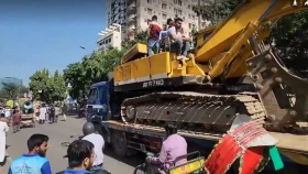 ধানমন্ডি ৩২ নম্বরে পৌঁছেছে দুই বুলডোজার