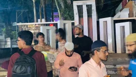 শেখ হাসিনার মৃত্যুদণ্ডের রায়ে বোয়ালখালীতে মিষ্টি বিতরণ