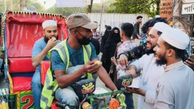 শেখ হাসিনার ফাঁসির রায়ে ব্রাহ্মণবাড়িয়ায় মিষ্টি বিতরণ