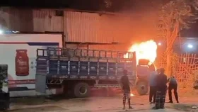 রামপুরায় দাঁড়িয়ে থাকা ট্রাকে দুর্বৃত্তের আগুন