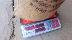 লালপুরে খাদ্যবান্ধব কর্মসূচিতে চাল কম দেওয়ার অভিযোগ