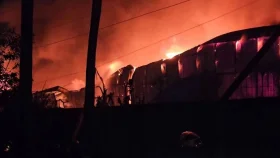 গাজীপুরের শ্রীপুরে ঝুট গুদামে আগুন