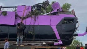 কম্বোডিয়ায় বাস নিয়ন্ত্রণ হারিয়ে নদীতে, নিহত ১৬