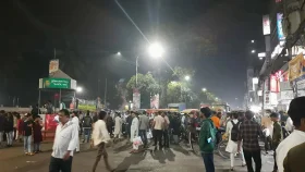 রাজধানীর নিউমার্কেট এলাকায় শিক্ষার্থীদের সড়ক অবরোধ 