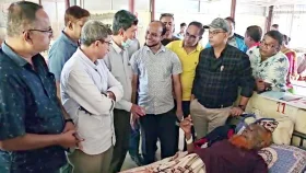 রোগীদের খোঁজ নিতে হাসপাতাল পরিদর্শনে বিএনপি প্রার্থী দীপেন&nbsp;