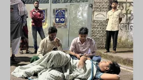 ভূমিকম্প আতঙ্কে ভিসির বাসভবনের সামনে শুয়ে পড়েছেন ঢাবি শিক্ষার্থীরা