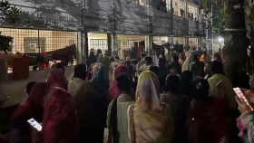 মধ্যরাতে হল ছেড়ে খোলা আকাশের নিচে ইডেন শিক্ষার্থীরা