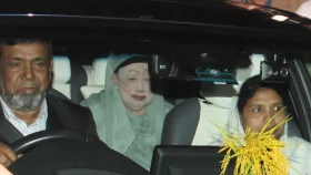 হাসপাতালের পথে খালেদা জিয়া