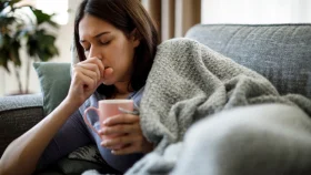 শীতের শুরুতেই গলাব্যথা, শুষ্ক কাশি হলে করণীয়