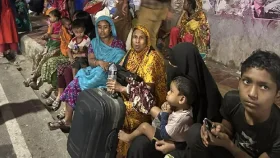 স্বপ্নহারা মাকে শিশুর সান্ত্বনা, কড়াইল বস্তির আগুনে দগ্ধ মানবিকতা