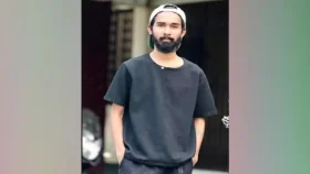 বন্ধুকে কুপিয়ে হত্যা করে অস্ত্র হাতে থানায় যুবক