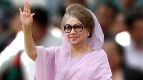 ঝড়ের বিপরীতে দাঁড়িয়ে থাকা খালেদা জিয়ার রাজনৈতিক উপাখ্যান