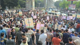 রাজধানীতে মোবাইল ব্যবসায়ীদের মানববন্ধন