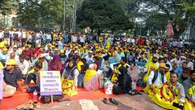 ৬ দফা দাবিতে কর্মবিরতিতে স্বাস্থ্য সহকারীরা