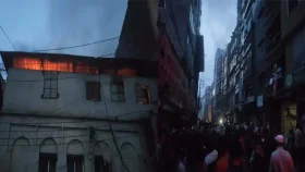 চকবাজারে আবাসিক ভবনে আগুন, নিয়ন্ত্রণে ৭ ইউনিট