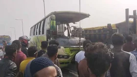 মাদারীপুরে বাস-ট্রাক সংঘর্ষে নিহত ৩