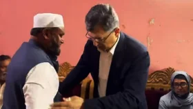 জামায়াতের প্রার্থীর বাসায় গেলেন বিএনপির সালাহউদ্দিন আহমদ