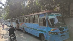 ১৩ বাস আটকে রেখেছে ঢাকা কলেজ শিক্ষার্থীরা