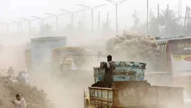 দূষিত শহরের তালিকায় আজ প্রথম স্থানে ঢাকা