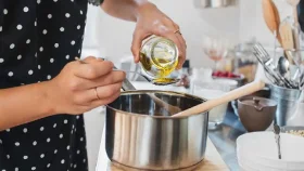 রান্নায় বেঁচে যাওয়া তেল পুনরায় ব্যবহার কতটা ঝুঁকিপূর্ণ