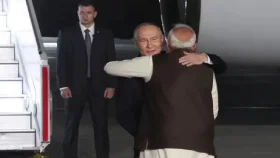 ভারত সফরে পুতিন, জড়িয়ে ধরে স্বাগত জানালেন মোদি