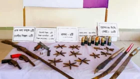 টেকনাফে বিপুল পরিমাণ দেশি-বিদেশি অস্ত্র উদ্ধার