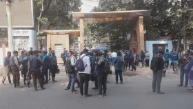 শিক্ষা ভবনের সামনে পুলিশের নিরাপত্তা জোরদার