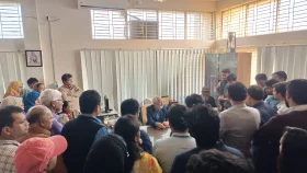 ৬ দফা দাবিতে ভিসি বরাবর গণ বিশ্ববিদ্যালয়ের শিক্ষকদের স্মারকলিপি 